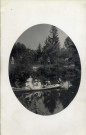 [Photographie d'une bande de jeunes hommes et femmes sur une barque dans le parc de Mondorf-les-Bains en 1913]