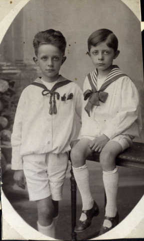 [Photographie de deux enfants en tenue de marin dans les années 1910]
