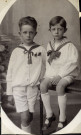 [Photographie de deux enfants en tenue de marin dans les années 1910]