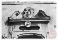 Hôtel de Ville, 2 ruelle Abbé Pax à Roussy-le-Village. Statuette d'un Saint dans une niche au-dessus de la porte d'entrée