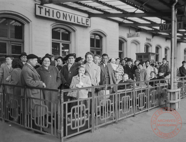 [Vues des voies ferrées et du quai de la gare de Thionville dans les années 1950]