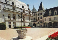 Les Châteaux de la Loire - Le Château de Chaumont (Loir-et-Cher) - Cour intérieure et puits