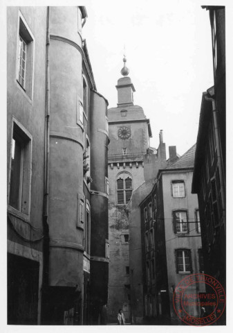 Rue de la Tour, tourelles du 11 et du 7 en enfilade, le Beffroi au fond - Thionville