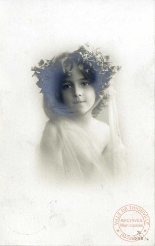 [Portrait d'une fille portant une couronne de fleurs]