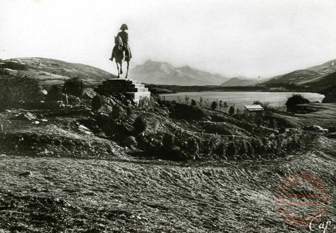 Laffrey-Statue de Napoléon (par Frémiet) et Prairie de la Rencontre. Le Lac et dans le fond, l'Obiou.