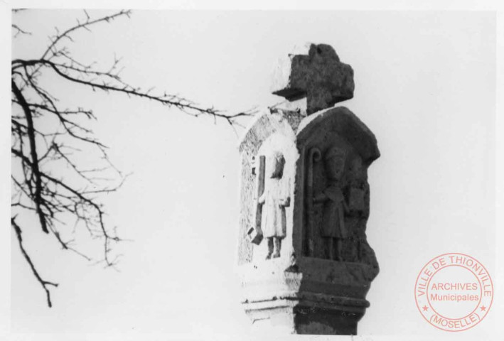 Bildstock daté de 1620. Il a un édicule à quatre niches en mitre d'évêque c'est-à-dire à sommet pointu surmonté d'une toiture à double bâtière. Il est situé à Stuckange au 40 rue de la Liberté