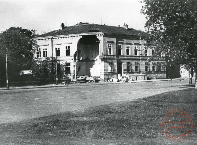 Le bureau de garnison place de la République, après les bombardements