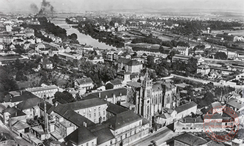 [Vue aérienne de Thionville, l'église Beauregard en premier plan]