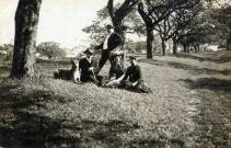 [Sous les pommiers de Fameck en automne 1915]