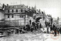 Le démantèlement des fortifications de Thionville (1902-1903) - La démolition de la porte de la Moselle, vue du pont de la Moselle. 1903