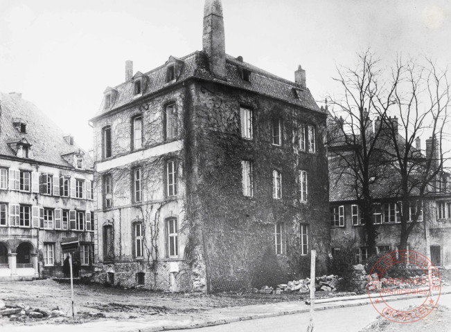 [Immeuble cour du Château, Hôtel de Ville quai Marchal, avant son arasement]