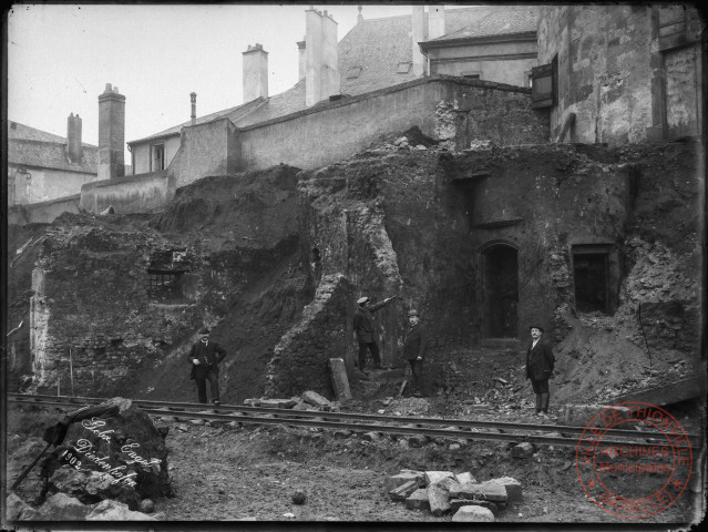 [Ouvriers travaillant à la démolition des remparts quai de la Moselle (actuel quai Crauser) en 1902]