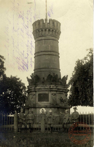 [Soldats allemands posant devant un monument commémoratif de la guerre de 1870 près de Gravelotte en 1915]