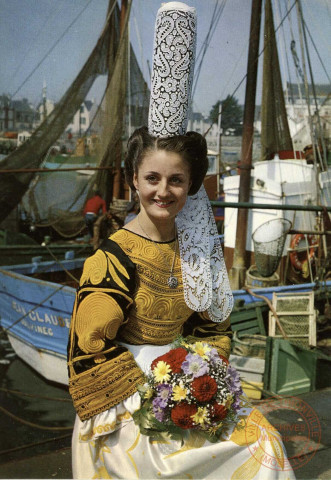 La Bretagne Pittoresque . Reine de Cornouaille et des Brodeuses en Riche Costume Bigouden.