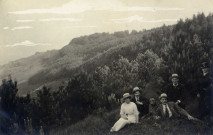 Photographie de Yvonne Hourte, Charles Schontz et d'autres personnes dans un décor de forêt dans les années 1900]