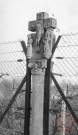 Bildstock situé à Haute-Ham (commune de Basse-Ham), au 4 rue de l'Ecole. Il est constitué d'un fût circulaire et d'un croisillon, stèle représentant le Christ en croix accoté de la Vierge et de saint Jean. Il est appelé "Croix de Beck"