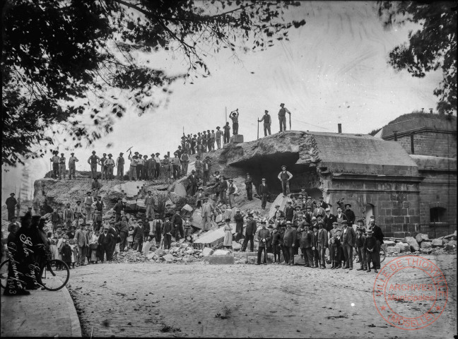 [Ouvriers lors de la démolition des fortifications thionvilloise, portes et remparts]