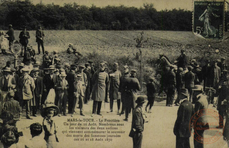 MARS-LA-TOUR. La Frontière. Un jour de 16 août. Nombreux sont les visiteurs des deux nations qui viennent commémorer le souvenir des morts des fameuses journées des 16 et 18 août 1870.