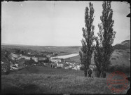 [Vue en hauteur de Sierck-les-Bains, le château des Ducs de Lorraine à gauche]