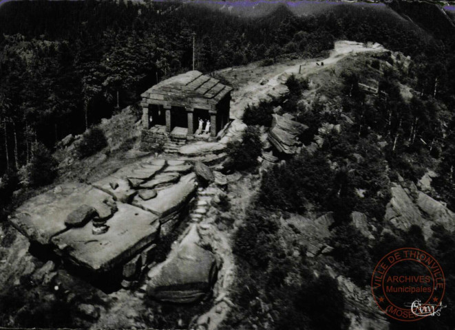 Le Donon (B.-Rhin)- Alt. 1008 m - Vue aérienne sur le Musée