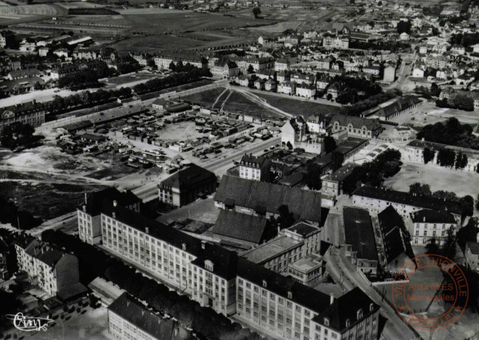 Thionville (Moselle) - Vue aérienne - Collège Moderne de Jeunes Filles et Place de la Liberté