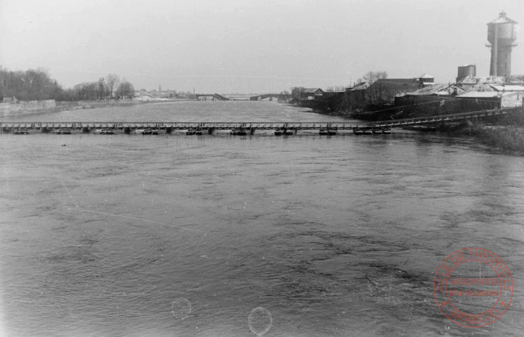 Guerre 1939-1945. Ponton enjambant la Mosselle et destiné à permettre le passage des soldats de la IIIe Armée