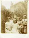 [Photographie d'une groupe de jeunes filles en 1912 dans le parc d'une maison]