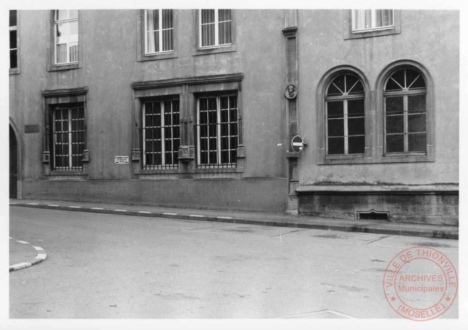 Cour du Château, façade du tribunal - Thionville
