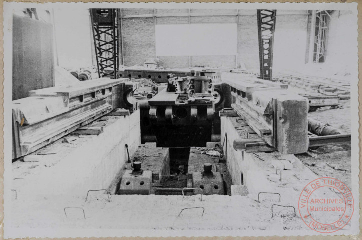 Fondations. Presse de 6000T, seul le socle invisible est scellé.