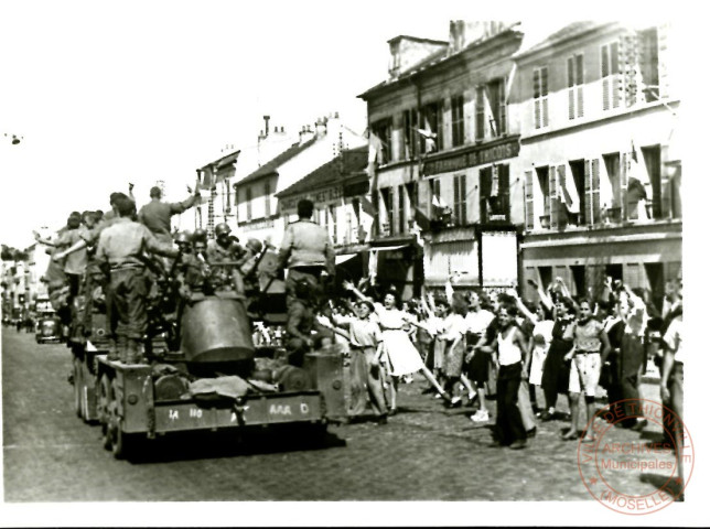 Le peuple acclame les troupes américaines