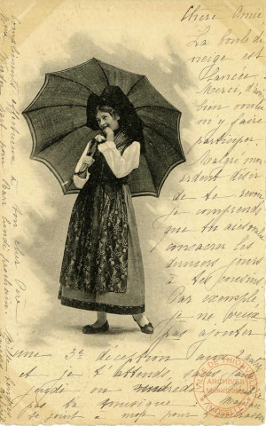 [Alsacienne en costume traditionnel tenant un parapluie]