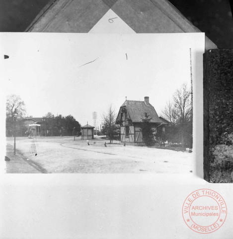 Bureau de l'octroi situé à côté de la gare de Thionville, débu du XXe (reproduction)