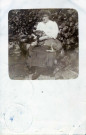 [Photographie d'une amie d'Yvonne Hourte avec un chien sur ses genoux en Belgique en 1910]