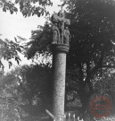 Bildstock situé à Petite-Hettange (commune de Malling). Croix érigée pour Jean Starr en 1819 (date portée). Les statuettes de la Vierge et de saint Jean qui encadraient le Christ en croix ont disparu. Croix isolée sur la D. 855