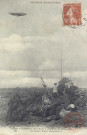 Grandes Manoeuvres - Soldats d'infanterie cherchant à détruire un dirigeable au moyen d'une mitrailleuse