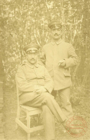 [Portrait de deux soldats allemands]