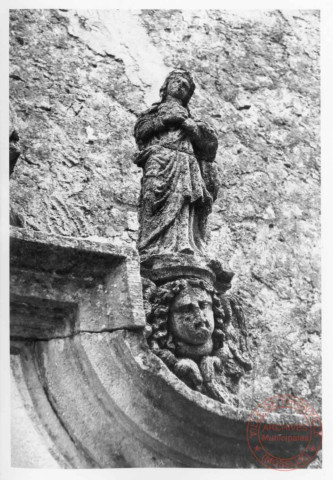 Bildstock situé rue Principale à Puttelange-lès-Thionville, à côté de l'école. Statues de Saint-Donat, Saint-Ferré, Saint-Quirin et Saint-Firmin. Partie haute de 1744 et partie basse (Christ au tombeau) du XVIe