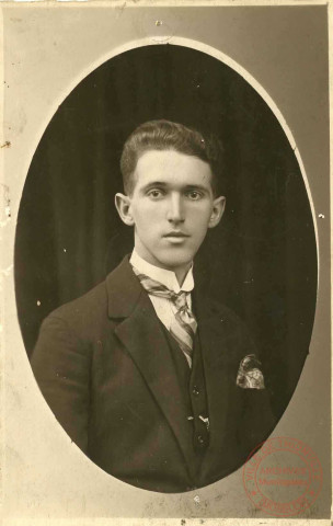 Portrait d'un jeune homme portant un costume