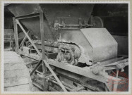 Distributeur à charbon sous le silo; Photographie montrant l'usure du distributeur à chaînes sans fin des convoyeurs à godets; Les tôles de la partie basse des trémies sont à remplacer.