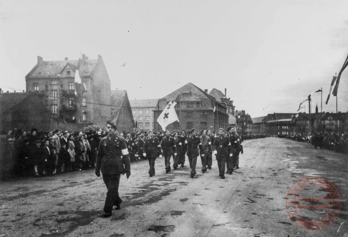 Défilé des infirmiers brancardiers sauveteurs de Thionville, boulevard Foch, le 11 novembre 1945