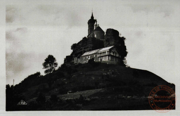 Hotel Christophe Pension au Rocher (Alt 664m).Dabo (Moselle). Vue du Château et la Chapelle St. Léon.