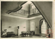 [Château de Bétange à Florange - Ecole de cadres nazis durant la seconde guerre mondiale - On peut voir le buste d'Adolphe Hitler dans le hall]