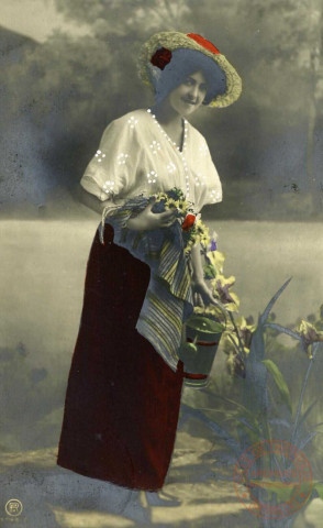 [Portrait d'une jeune femme portant un arrosoir et des fleurs coupées]