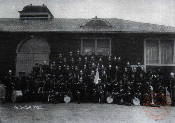 Corps et Musique des Sapeurs-Pompiers de Thionville en 1922 devant la caserne, place de la Liberté