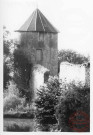 Château fort de Puttelange-lès-Thionville, situé au lieu-dit "Burg". Construit en 1653 (date portée sur le linteau de la porte piétonne du logis)
