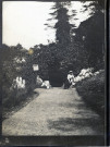 [Photographie de Suzanne dans le parc de Namur en 1913]