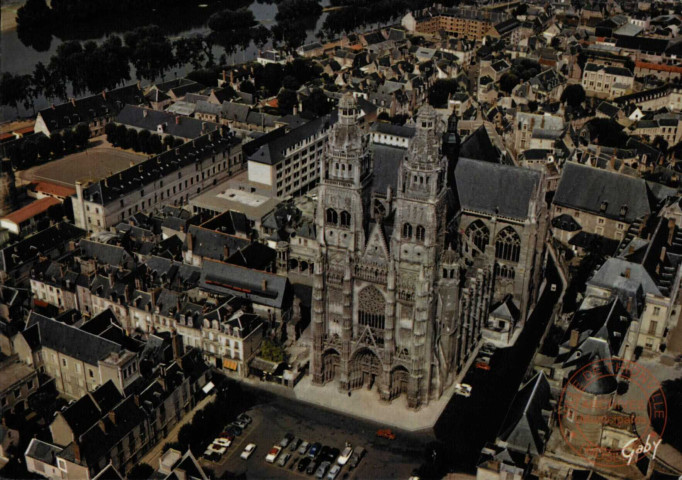 TOURS / Catédrale Saint-Gatien / Le Lycée Paul Louis Courrier. A droite, le Musée et vestiges de l'Enceinte de Caesarodunum