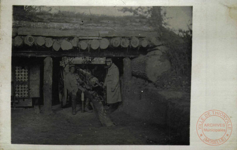 [Guerre de 1914 - Soldats au canon montant la garde]