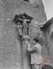 [Louis Grainetier, maire de Basse-Ham devant l'ancienne chapelle Saint-Marc de Haute-Ham et la «croix de la peste»]