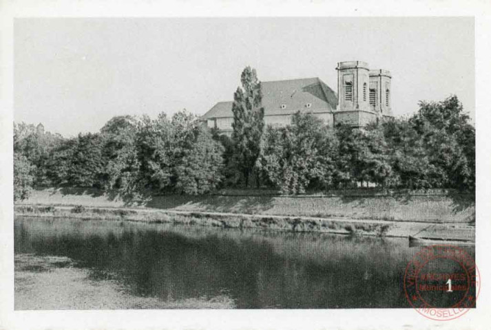 L'église Saint-Maximin vue depuis la rive droite de la Moselle